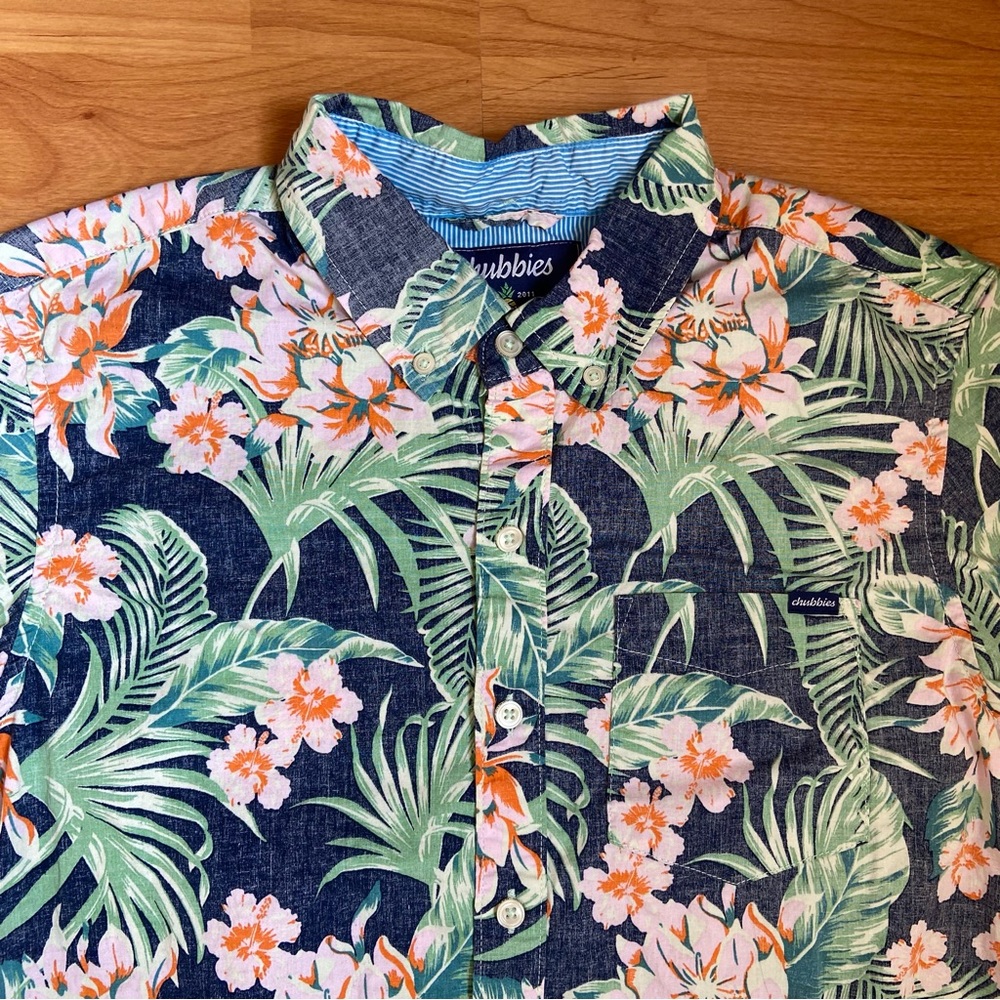 Chubbies Resort Wear Friday Hibiscus Floral Print Button Up Shirt Men’s Small